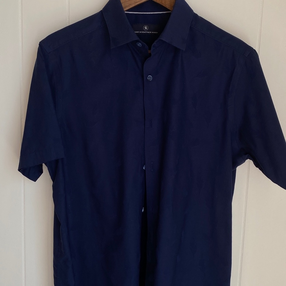 Hart Schaffer Marx Men’s Navy Short Sleeve Shirt with embossed leaf pattern | M